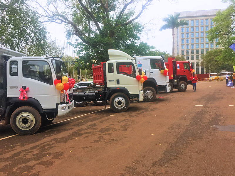 中国重汽第二届客户答谢宴于2019年11月在乌干达首都坎帕拉五星级酒店SERENA HOTEL举行，酒店大堂门前整齐地停放着装饰一新的重汽车辆